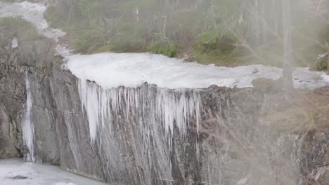 Eiszapfen-Bildeten-Sich-Um-Ein-Altes-Eisenbergwerk,-Das-Mit-Wasser-überflutet-Wurde-Und-Einen-See-Bildete