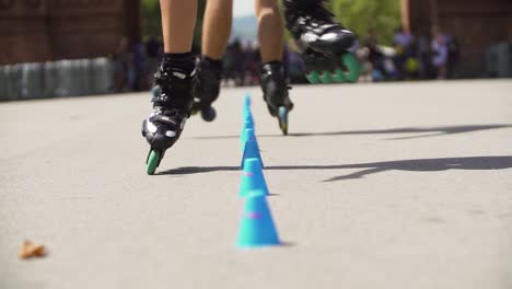 entrenamiento de slalom de patinaje en línea de estilo libre en cámara lenta