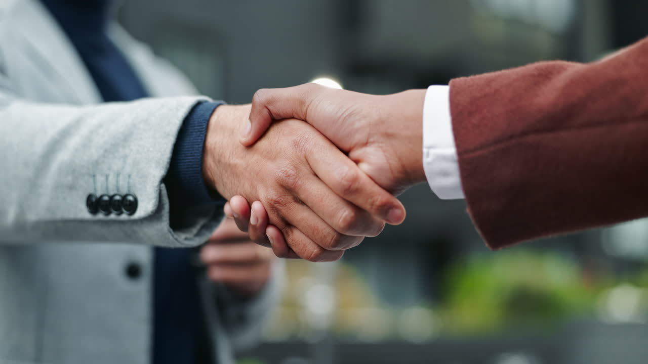 Due uomini che si stringono la mano in un affare