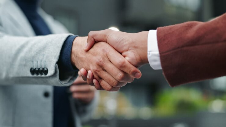 Due uomini che si stringono la mano in un affare