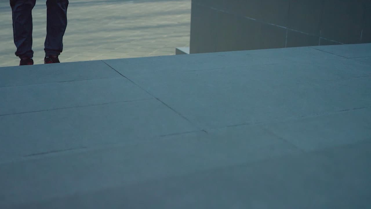 계단을 오르는 사람