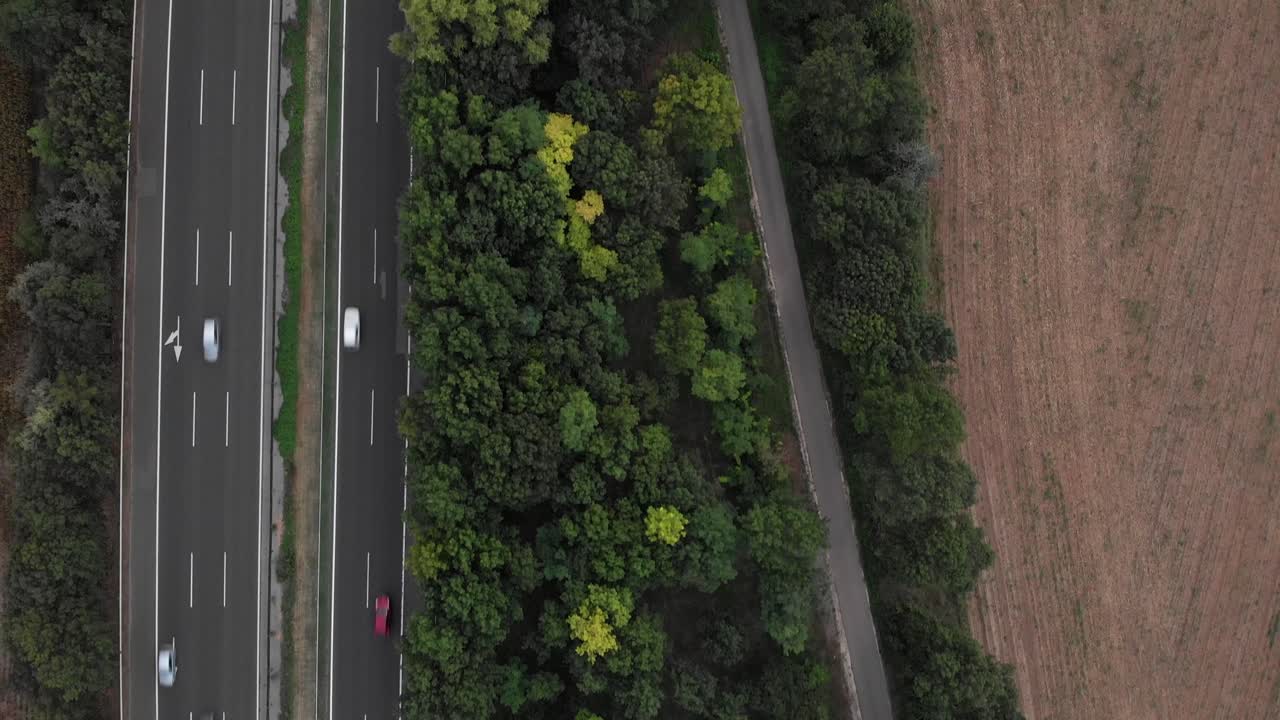 바쁜 헝가리 고속도로의 공중 평면도, 밀밭과의 교통 대조