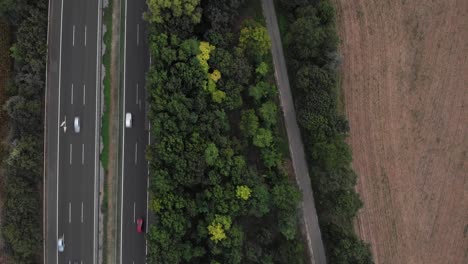 Luftaufnahme-Von-Oben,-Die-Die-Belebte-Ungarische-Autobahn-Zeigt,-Verkehrskontrast-Mit-Weizenfeld