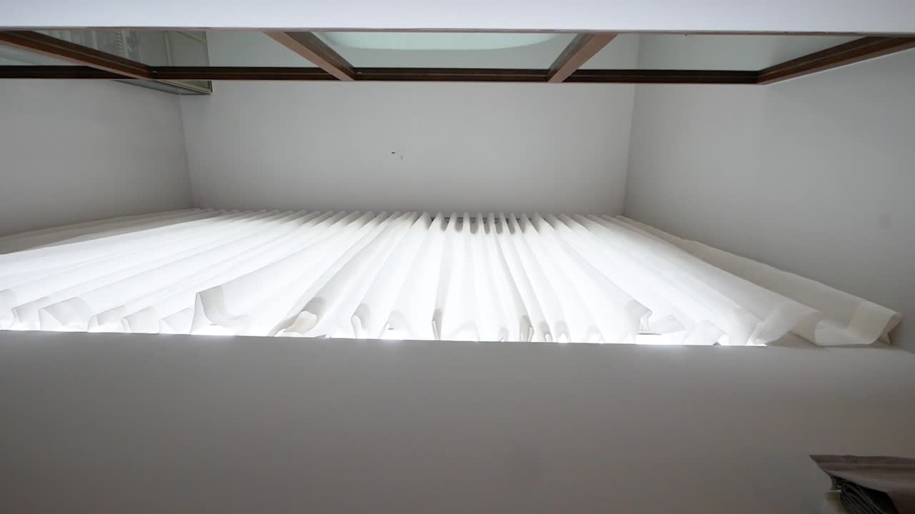 빛이 있는 은 커튼, 근접