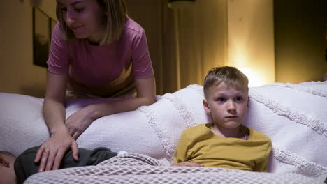 familia viendo una película en la sala de estar