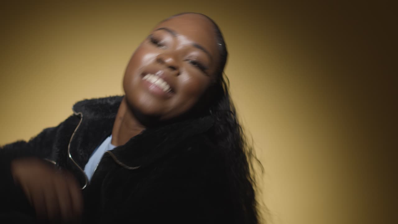 cabeza y hombros estudio retrato de una mujer joven bailando en el centro de atención contra un fondo amarillo 3