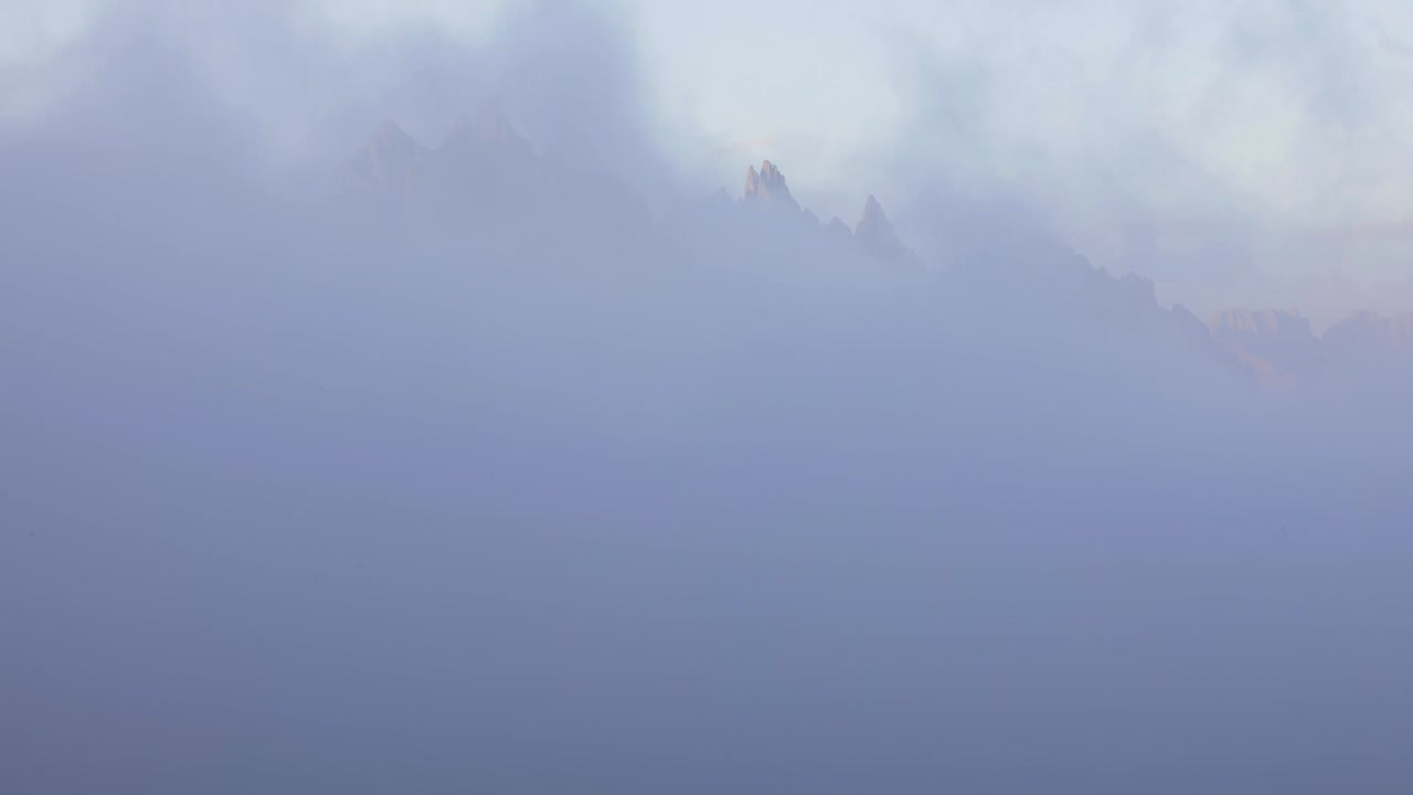 타임  ⁇ 스 국립 자연 공원 도로미티스 알프스 산맥에 있습니다. 이탈리아의 아름다운 자연.