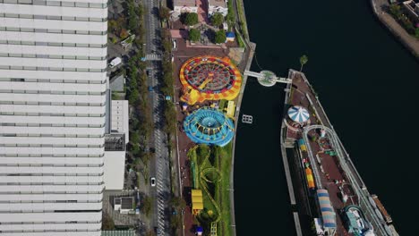 Yokohama-Bay-Rides-Und-Hafengebiet,-Blick-Von-Oben-Auf-Minato-Mirai