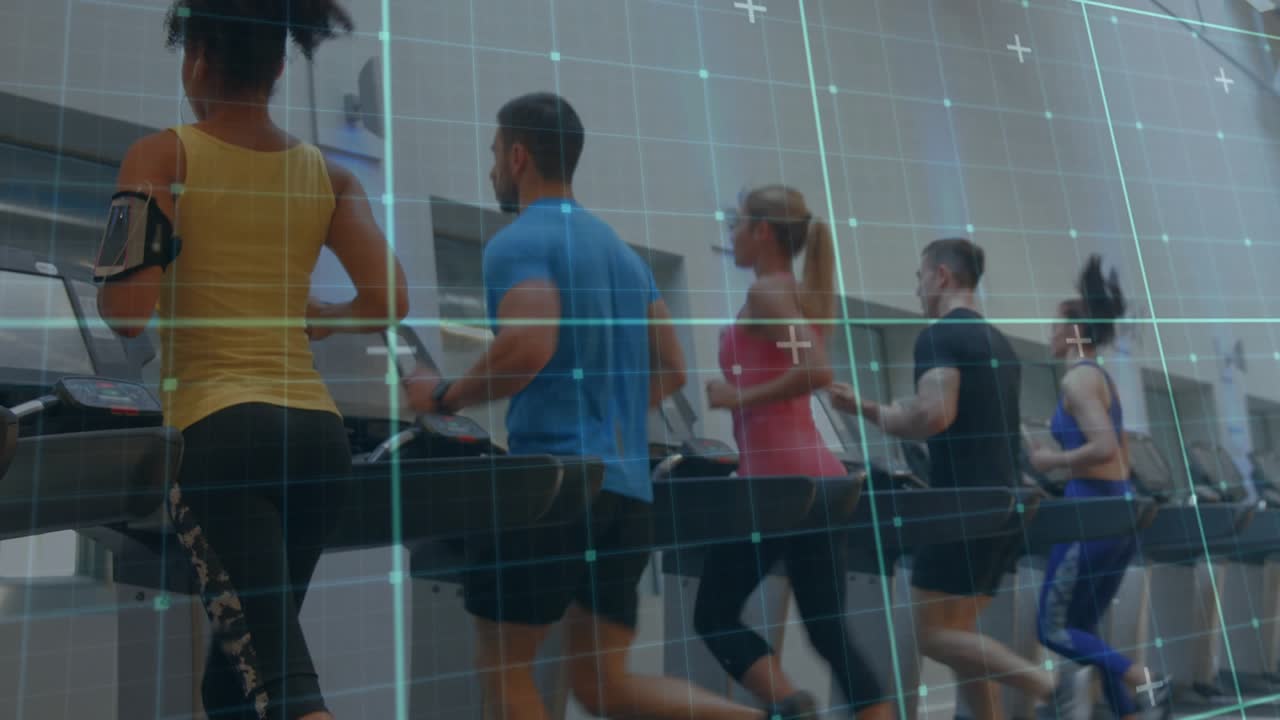 La telecamera parte da dietro cinque corridori che fanno jogging sul tapis roulant, griglia HUD che tiene traccia dei parametri di fitness
