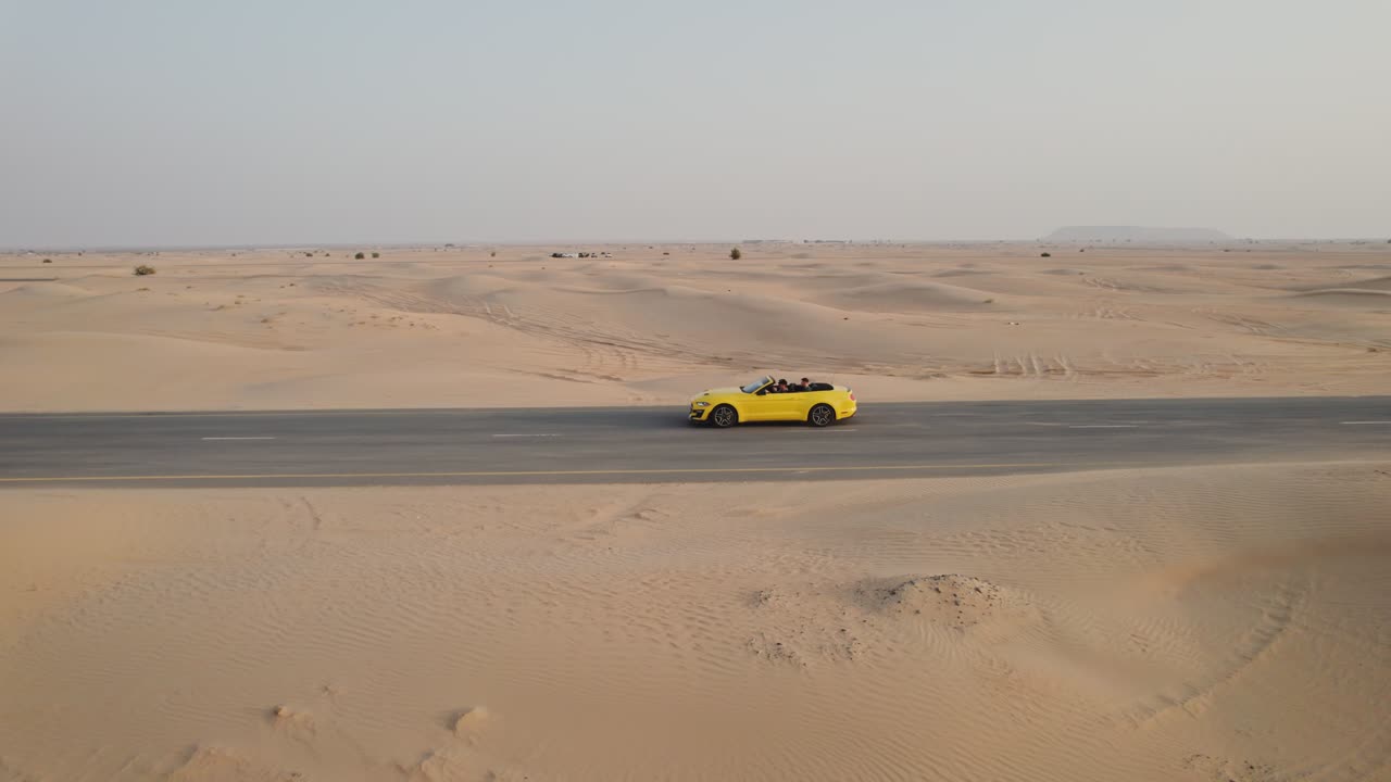 mustang amarillo descapotable en el desierto