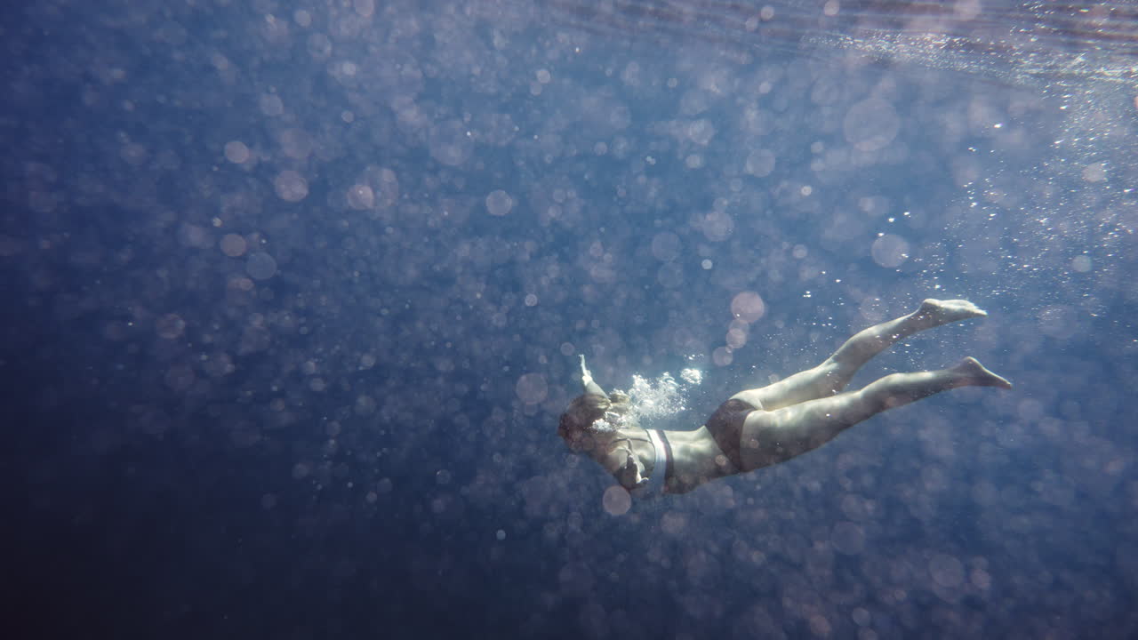 바다에서 스노클링하는 여자