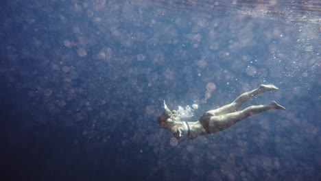 una mujer buceando en el océano.
