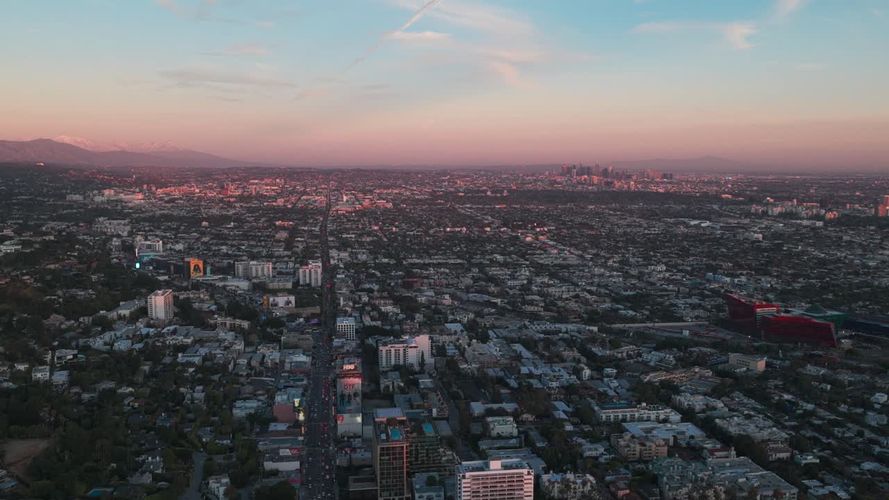Ripresa aerea discendente e panoramica della Sunset Strip a West Hollywood all'ora magica nella California del Sud. 4K