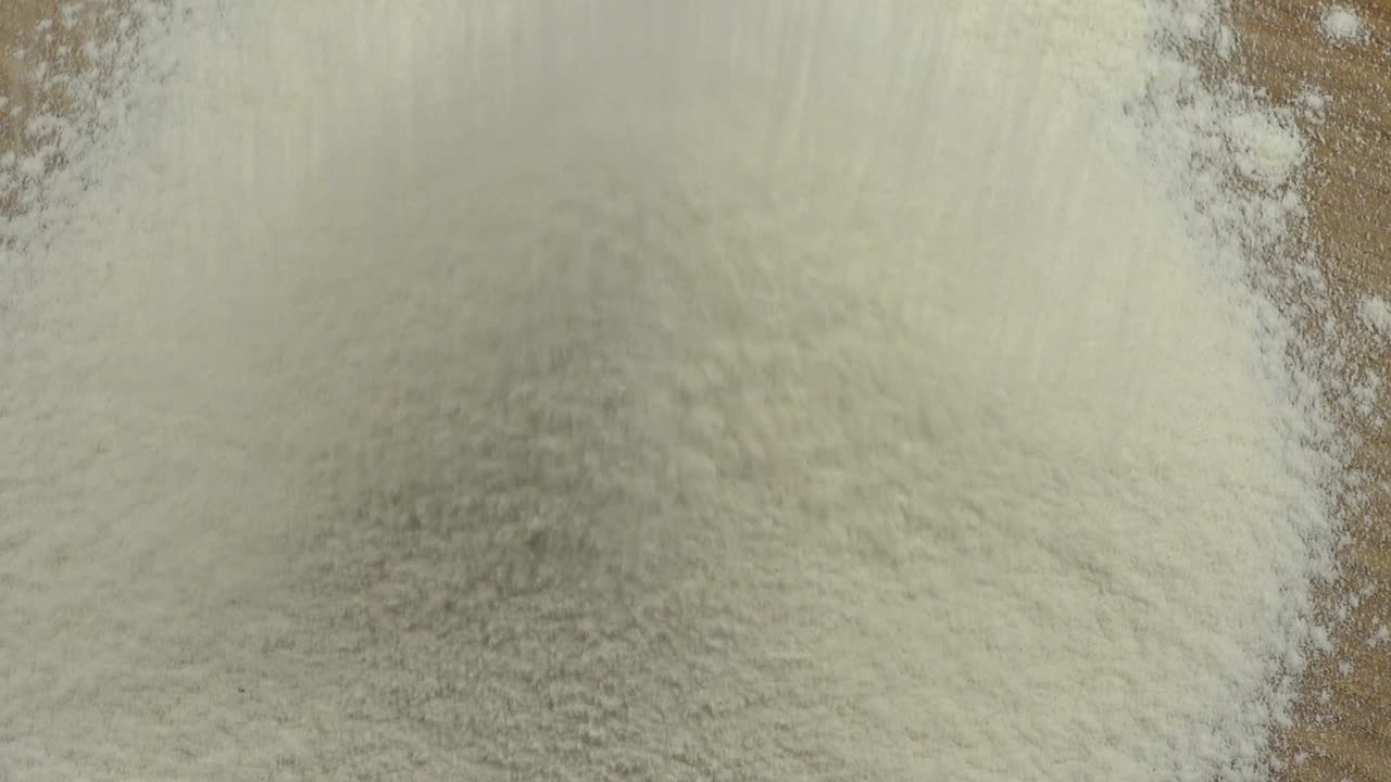 Setacciatura della farina su un tagliere
