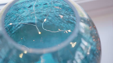 un orbe azul fuera de foco