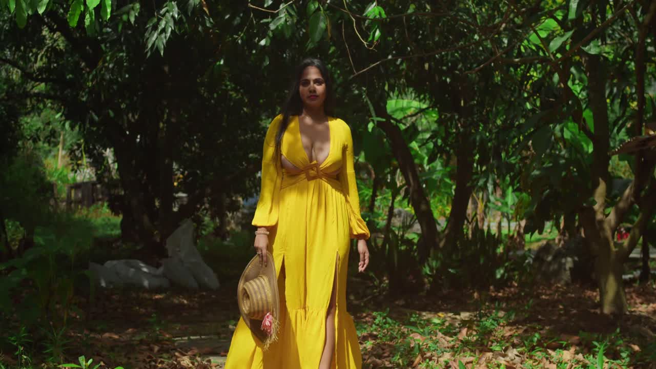 девушка в светящемся желтом платье грациозно прогуливается по мощеным тропам мечтательного замка.