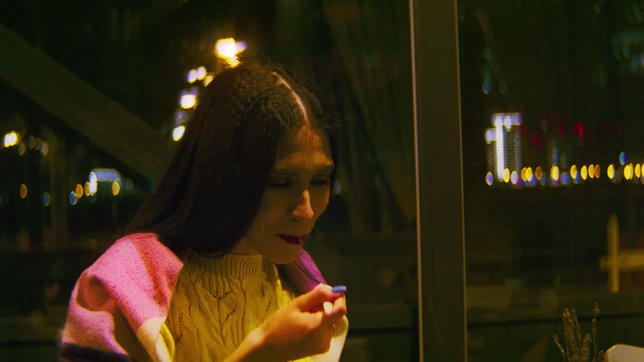 야간 카페에서 먹는 여자