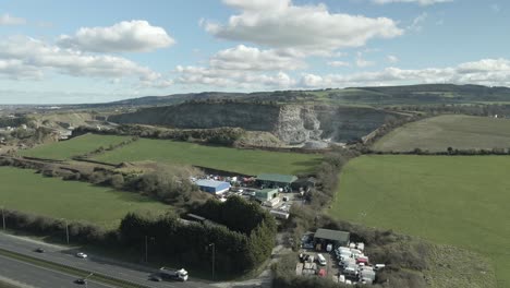 Impresionante-Vista-Aérea-De-La-Cantera-En-La-Colina-Del-Molino-De-Viento-Junto-A-La-Autopista-N7-En-Rathcoole,-Irlanda