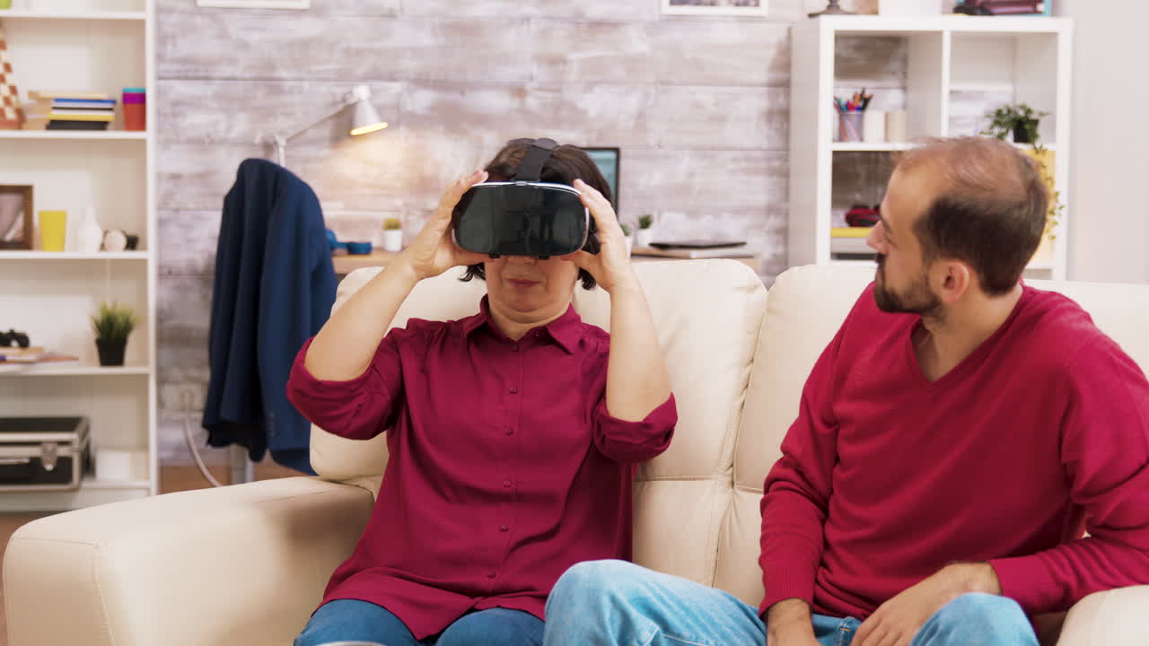 가정에서 가상 현실을 경험하는 부부