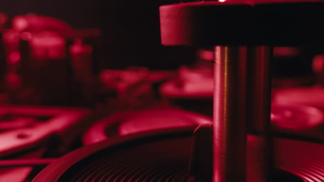 vista de cerca de un mecanismo de reproductor de discos de época