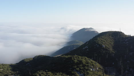 Mar-De-Nubes-Junto-A-La-Cresta-De-La-Colina-De-La-Montaña