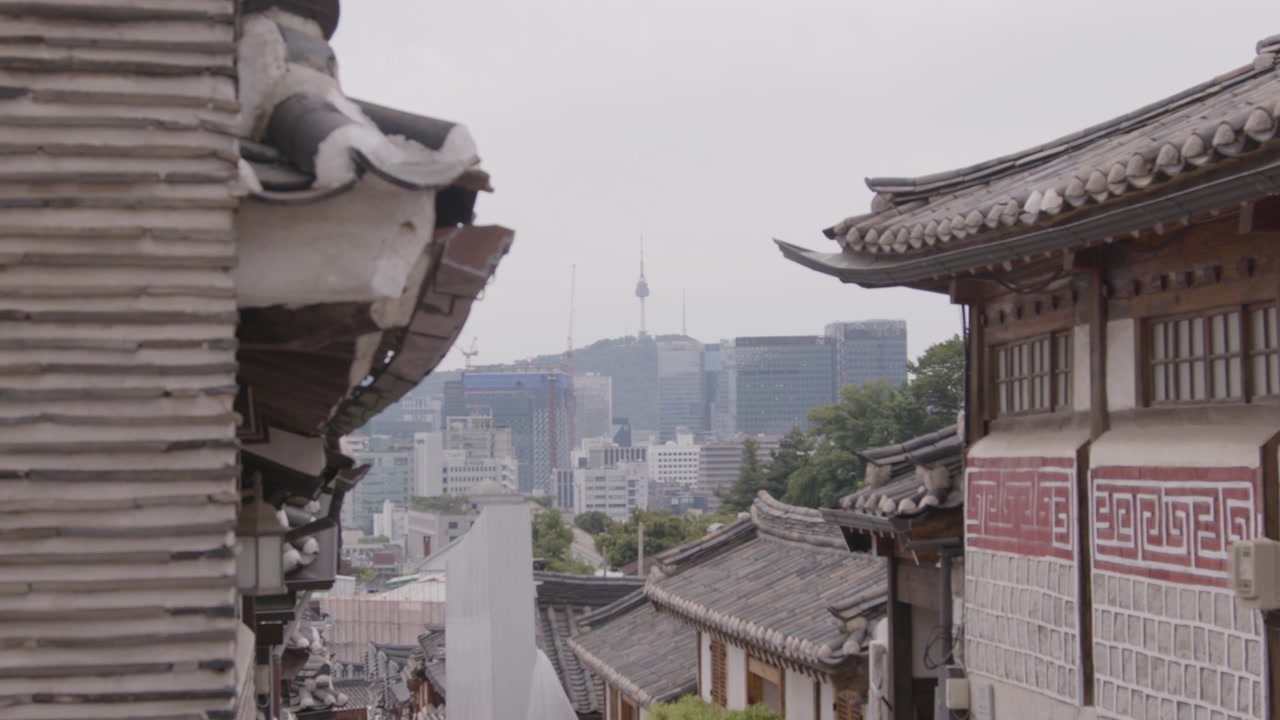 Namsan e N Seoul Tower in lontananza, visti dal villaggio Hanok di Bukchon, Seul.