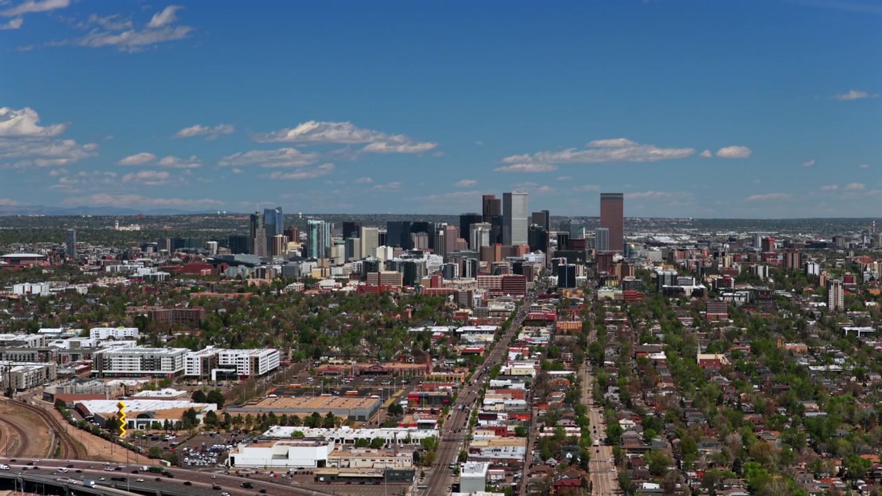 Centro di Denver, S Broadway, paesaggio urbano, primavera, estate, mattina soleggiata, grattacieli, drone aereo, Colorado, auto e traffico sulla I-25, autostrada I-25, Capitol Hill, Front Range, salita circolare.