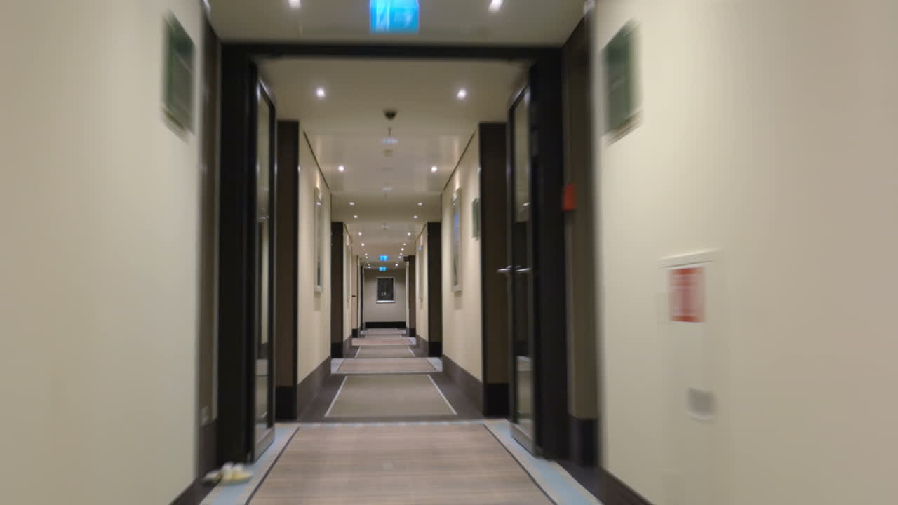 lapso de tiempo de movimiento a lo largo de la sala de luz del hotel