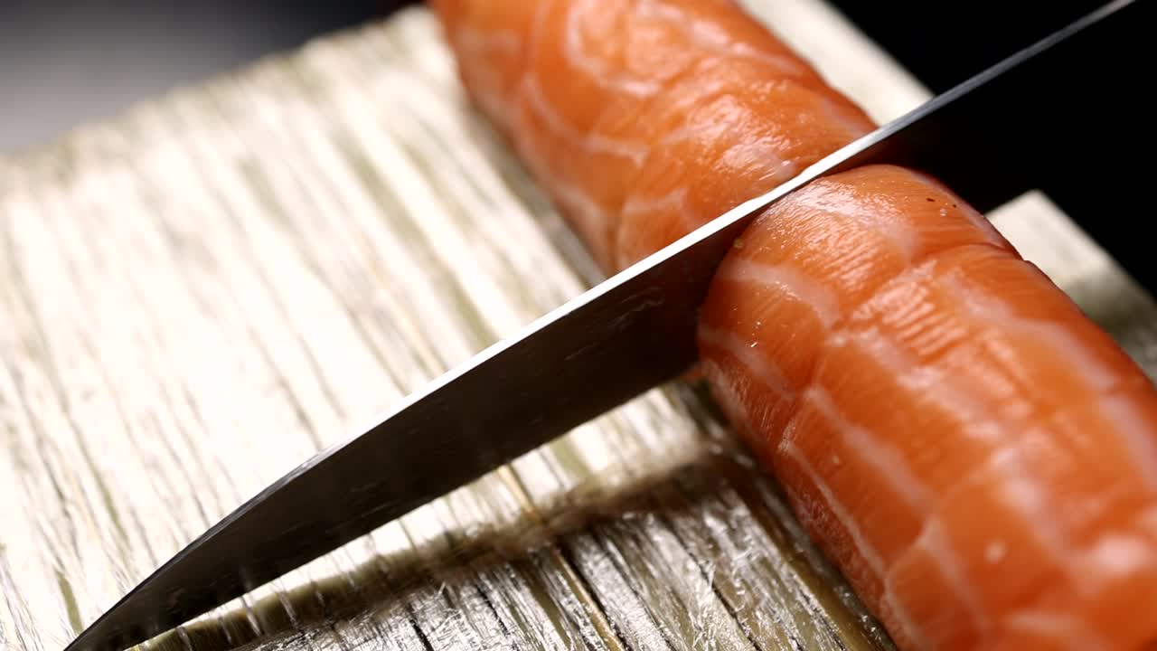 Lachs-Sushi-Rolle zubereiten