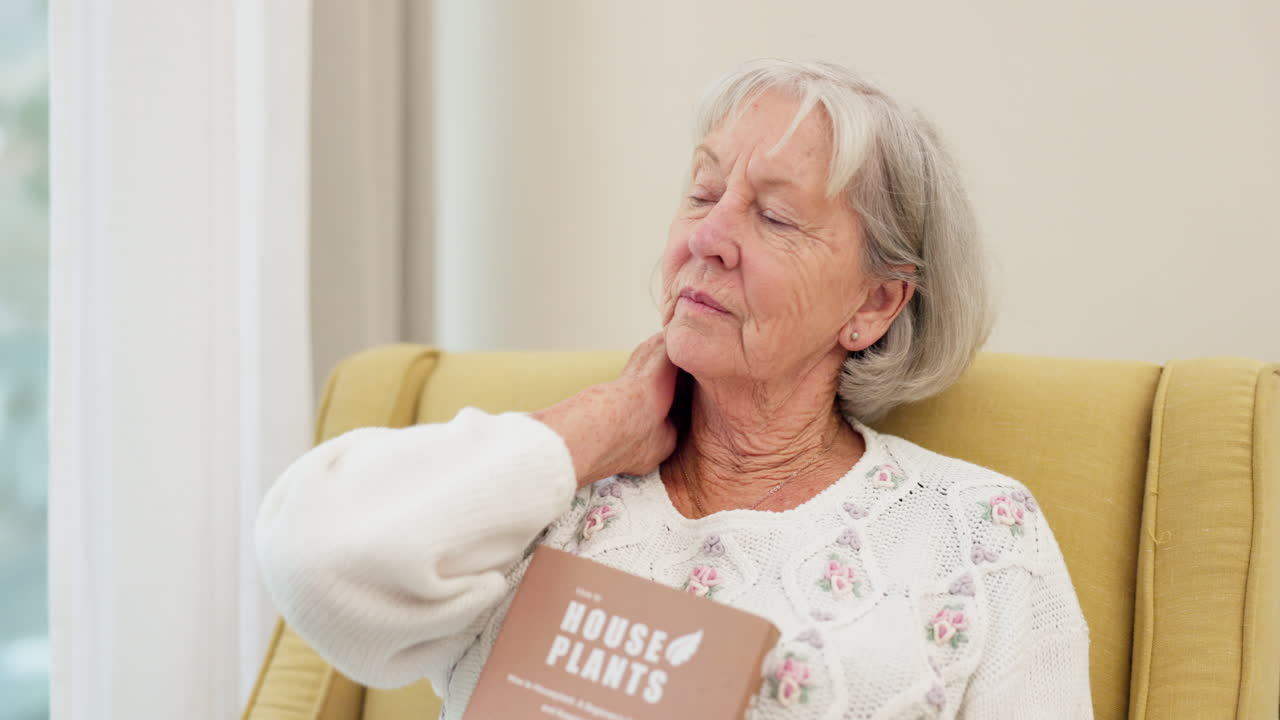 목 통증, 불안과 소파에 있는 고령 여성