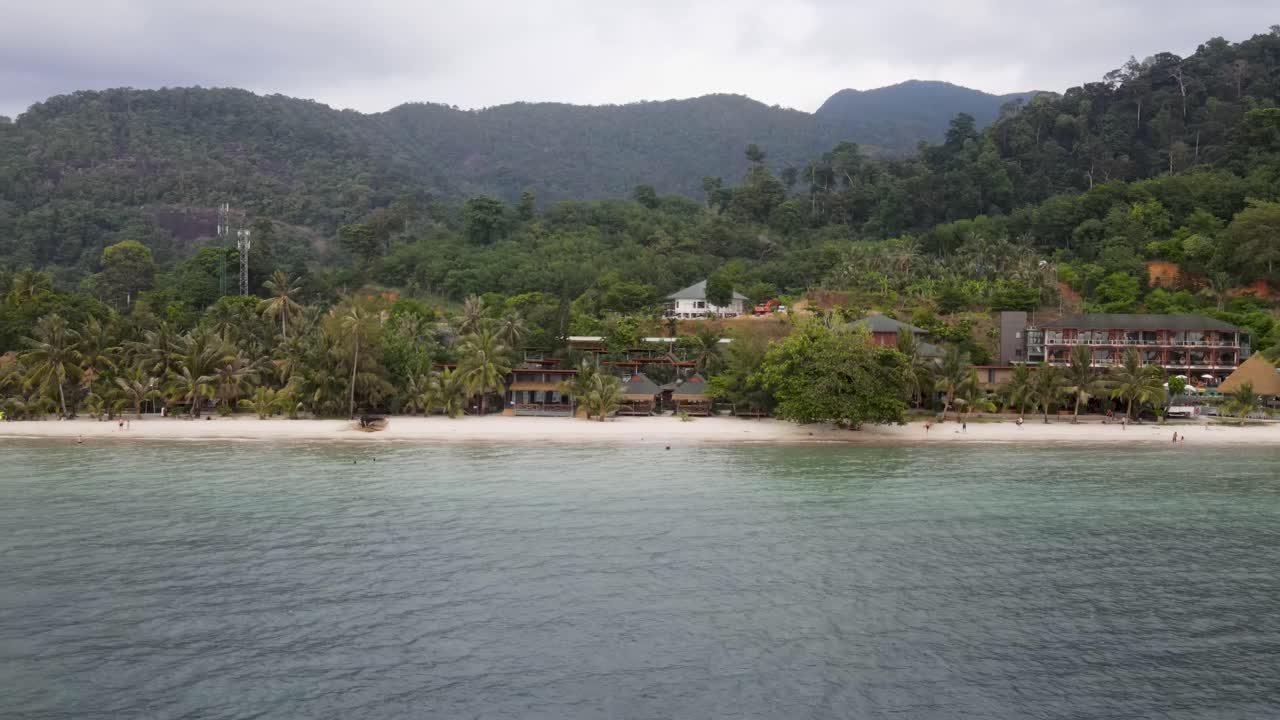 vista aérea de la playa de kai bae en koh chang