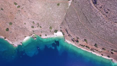 Toma-Aérea-En-Retirada-De-Un-Dron-De-Agriosiko,-Una-Playa-Aislada-Frente-A-La-Costa-De-La-Isla-De-Cefalonia,-Grecia