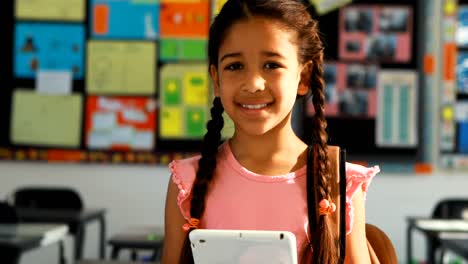 Schulmädchen-Hält-Digitales-Tablet-Im-Klassenzimmer-4k