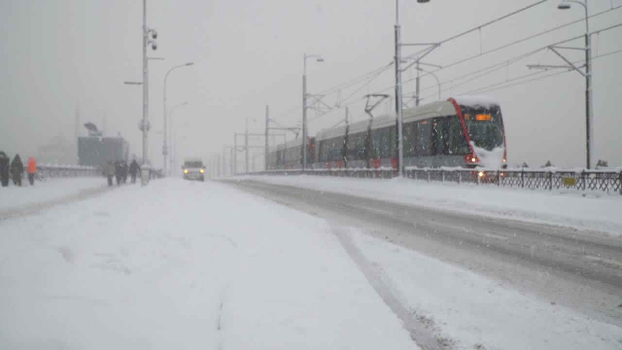 갈라타 다리에서 눈보라