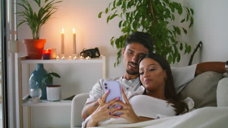 Felices-Recién-Casados-Disfrutando-De-Un-Apartamento-Móvil-Verticalmente-Cerrado.-Pareja-Abrazada