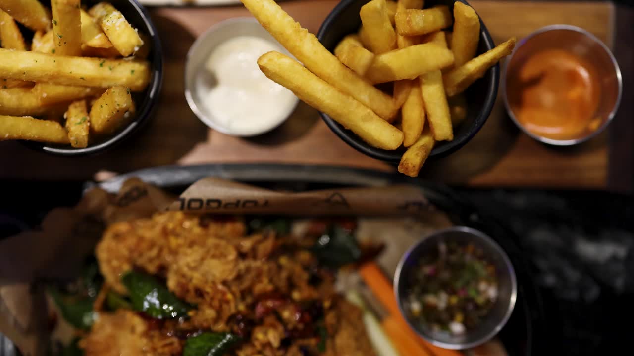 sumergiendo papas fritas en salsas en un campo de entrenamiento