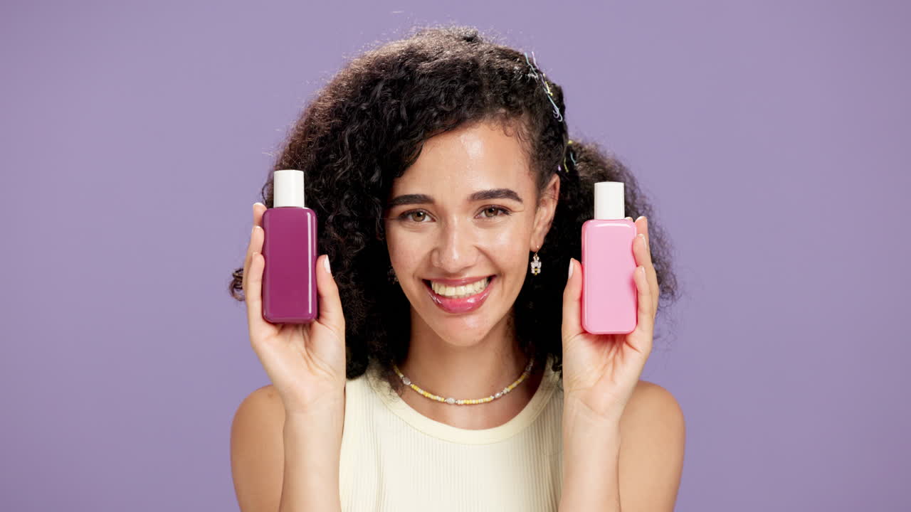 Femme tenant des bouteilles de soins pour la peau