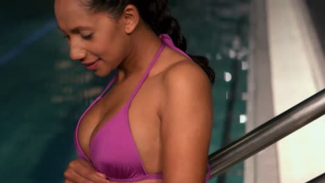 mujer embarazada a punto de entrar en la piscina
