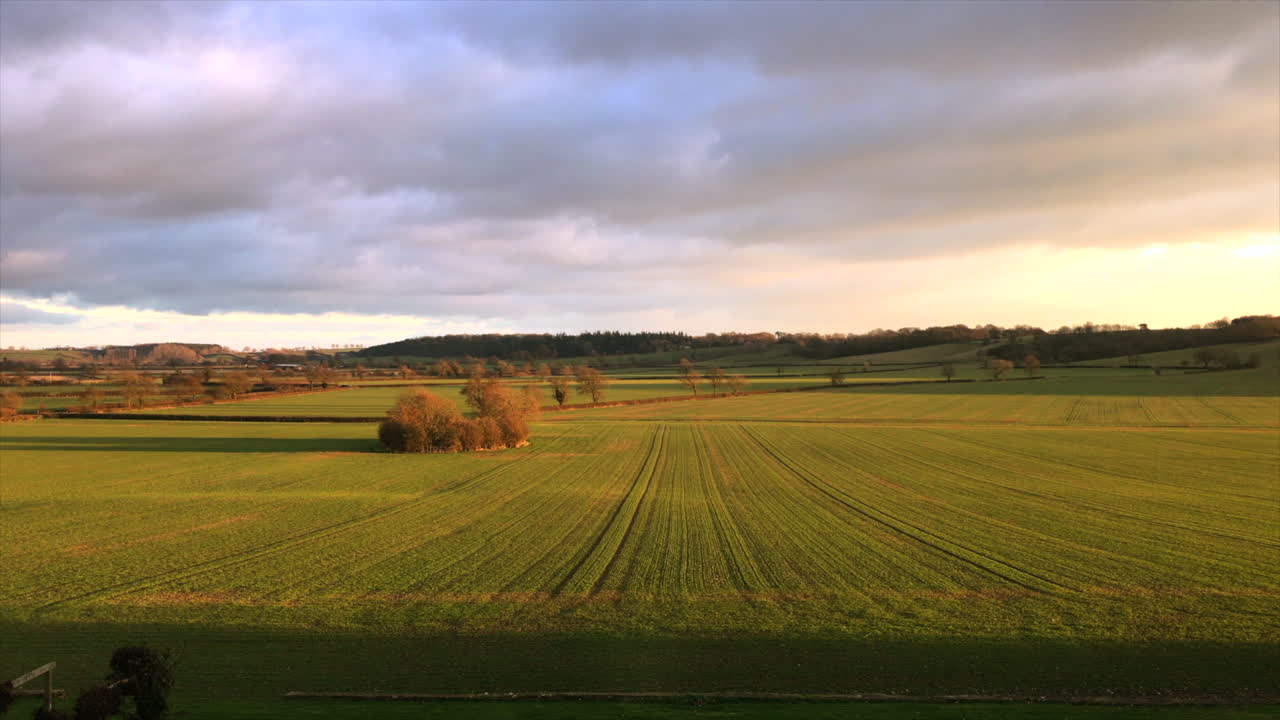 усадьба в лейстершире с золотым небом и видом на зеленое поле днем спереди на панораме