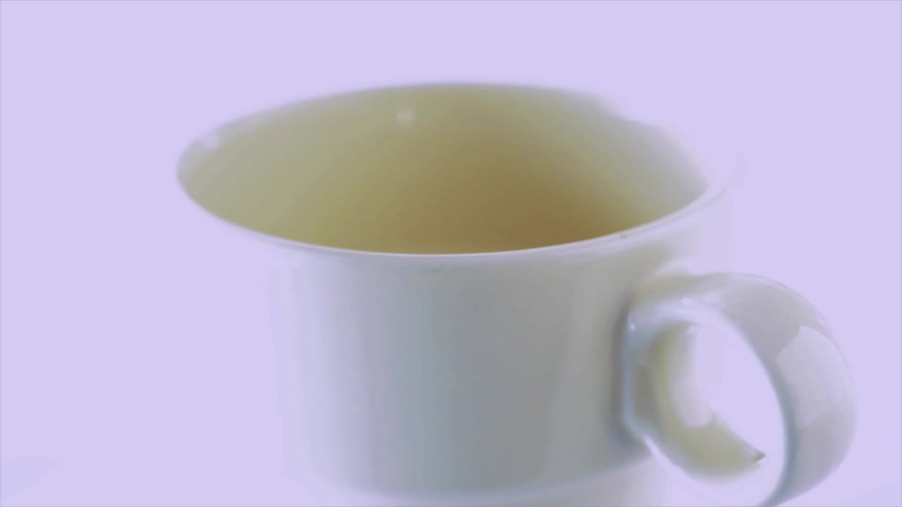 el café se vierte en una taza