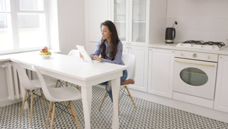 Hermosa-Mujer-Relajante-Con-Tableta-En-Cocina