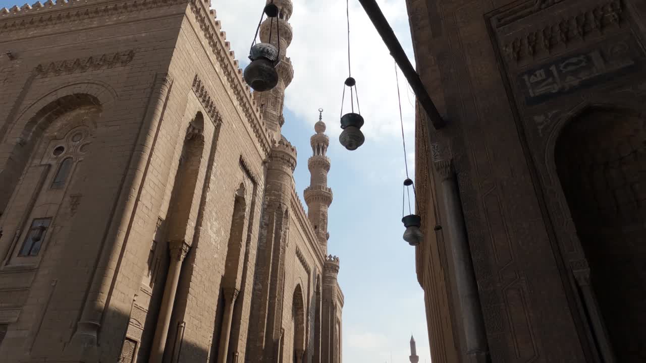 ángulo bajo pov de la mezquita-madrasa del sultán hassan y la mezquita al-rifa'i de el cairo en egipto