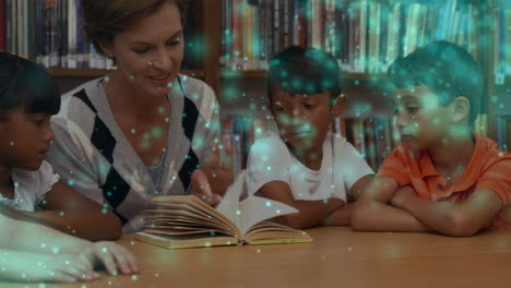 animación de puntos de luz sobre una maestra caucásica con diversos escolares en la biblioteca