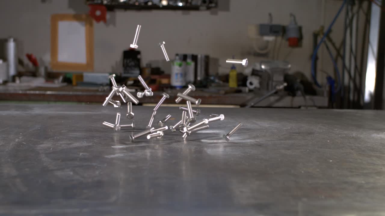 금속 가게 의 금속 테이블 에 떨어지는 나사