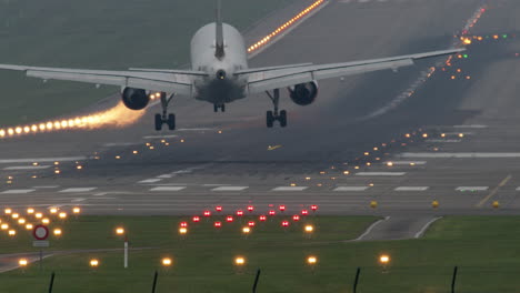 aterrizaje del avión en el aeropuerto