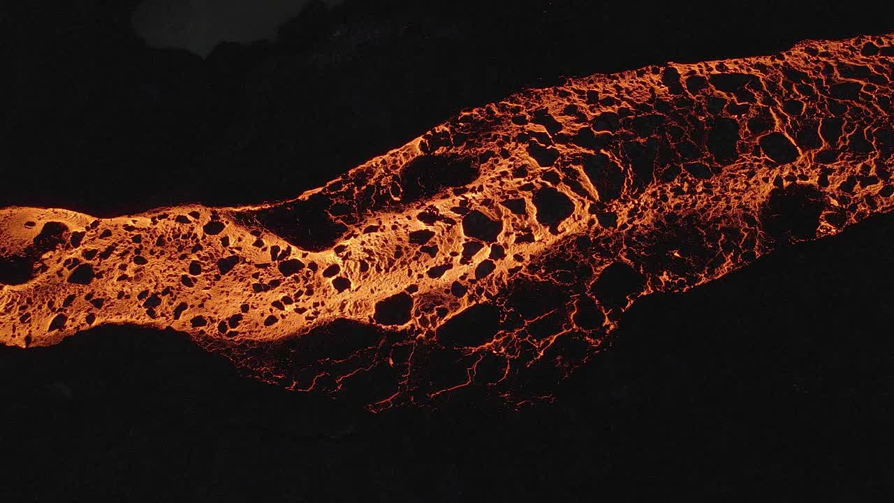 Lava incandescente e rocce nere