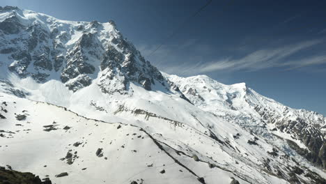 picos cubiertos de nieve y laderas de los alpes italianos y franceses en un soleado día de primavera, panorama