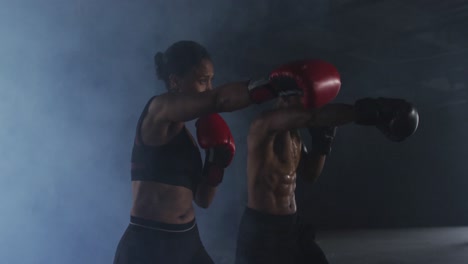 Afroamerikanische-Männer-Und-Frauen-Tragen-Boxhandschuhe-Und-Trainieren-Das-Werfen-Von-Schlägen-Im-Leeren-Raum