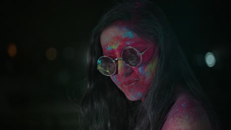 joven india bailando con polvo de color seco holi explotando a su alrededor