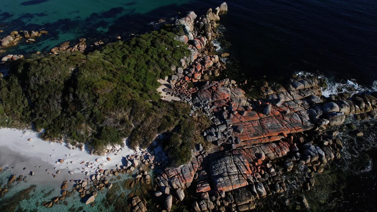 Costa rocciosa, Jeanneret Beach, Binalong Bay, Tasmania, Australia - Scatto con drone